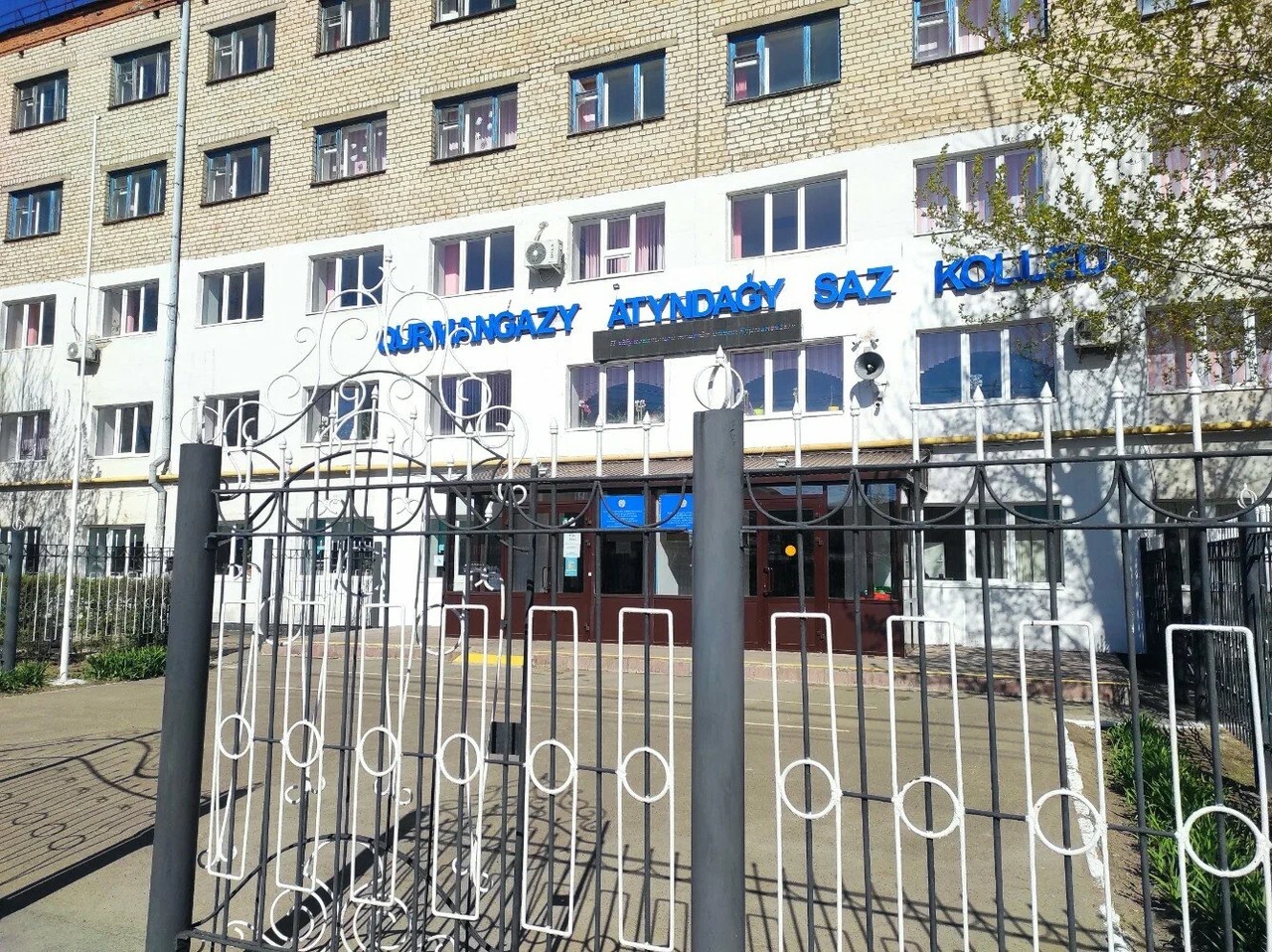 На поборы и давление со стороны директора уральского колледжа пожаловался преподаватель